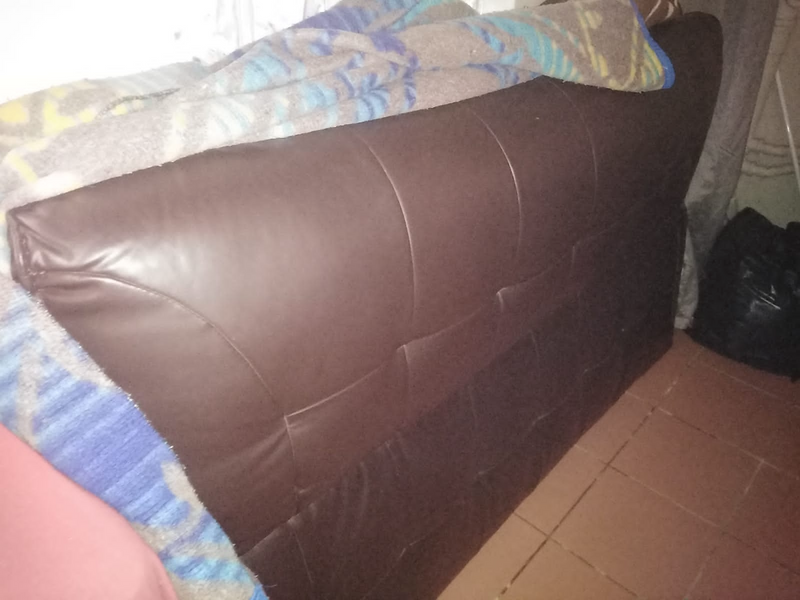 Leather sleeper couch R1100