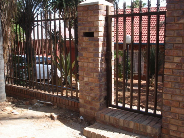 7 SPIKES PALISADE FENCING.  Best security from the 50cm Wall extension up to 2 Meters.