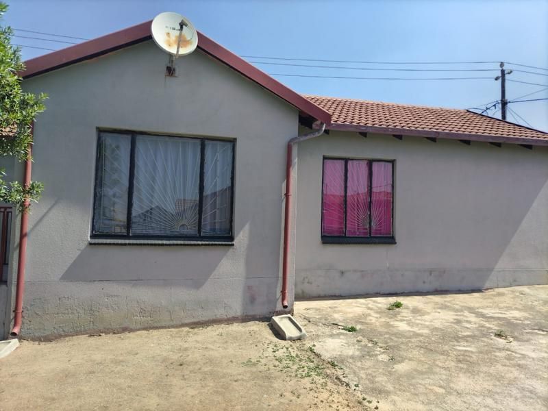 3 bedroom house for sale in ebony park for R980000 with a big yard, good to put a double storey o...
