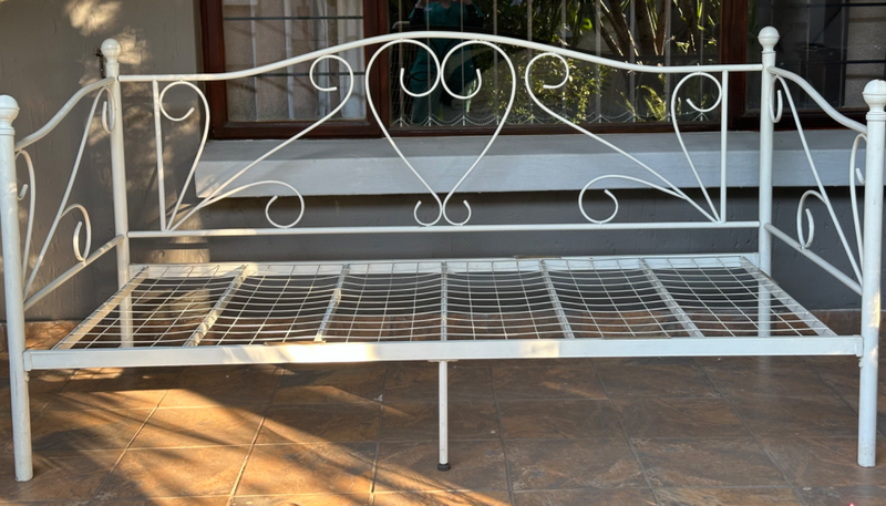 Scroll Metal Daybed