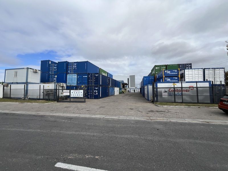 2930m2 INDUSTRIAL WAREHOUSE WITH LARGE YARD TO LET IN AIRPORT