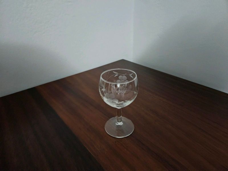 4 * Wine Glasses