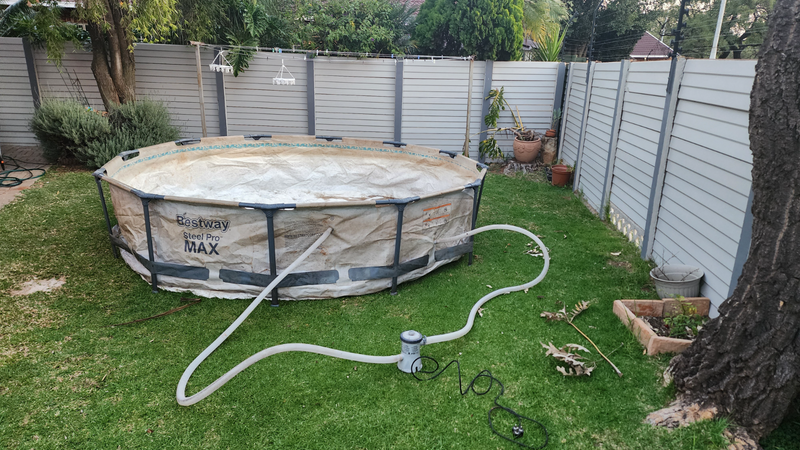 Steel framed pool with filter pump