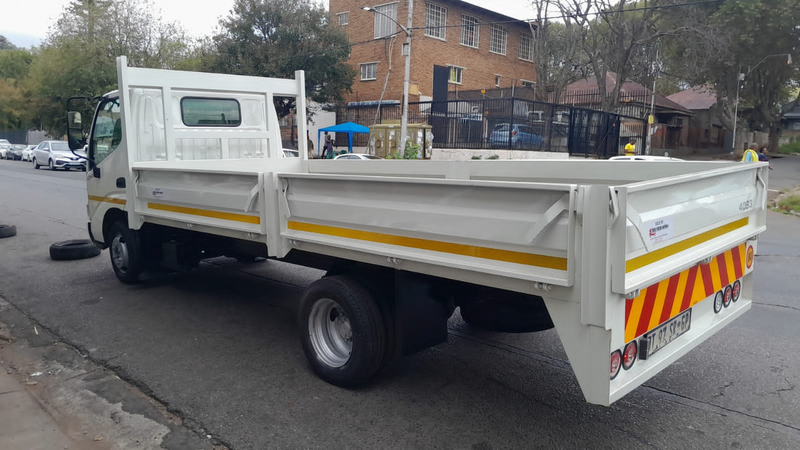Toyota dyna 4093 dropside driving school in a mint condition for sale at a giveaway amount