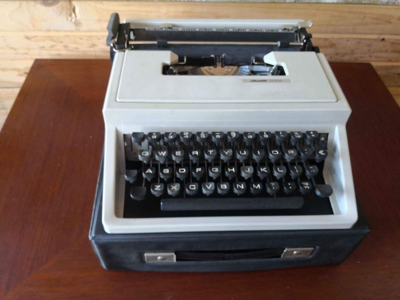 Olivetti Dora Typewriter in Casing. R750