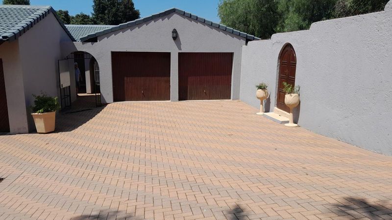 Stunning and Stylish 3 Bedroom Cottage in Sundowner available to rent
