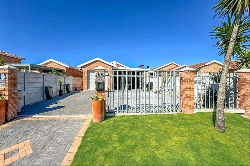 CHARMING PINELANDS GEM - NEAT AND COSY 3 BEDROOM HOME