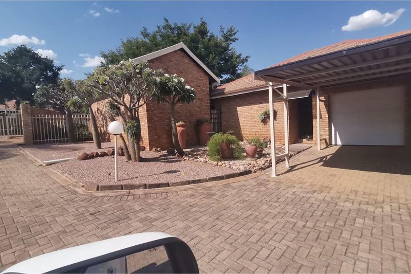Spacious 3 bedroom house in a serene complex in the Bushveld