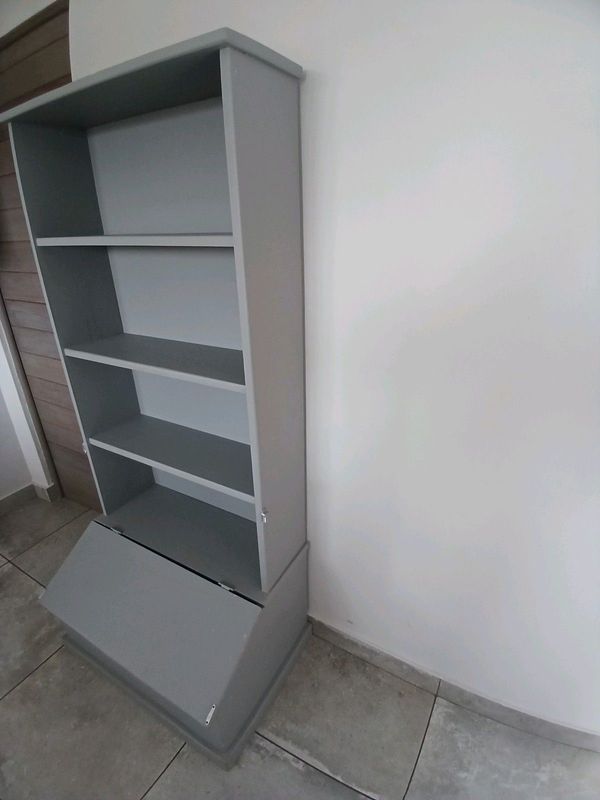 Bookshelf with storage compartment