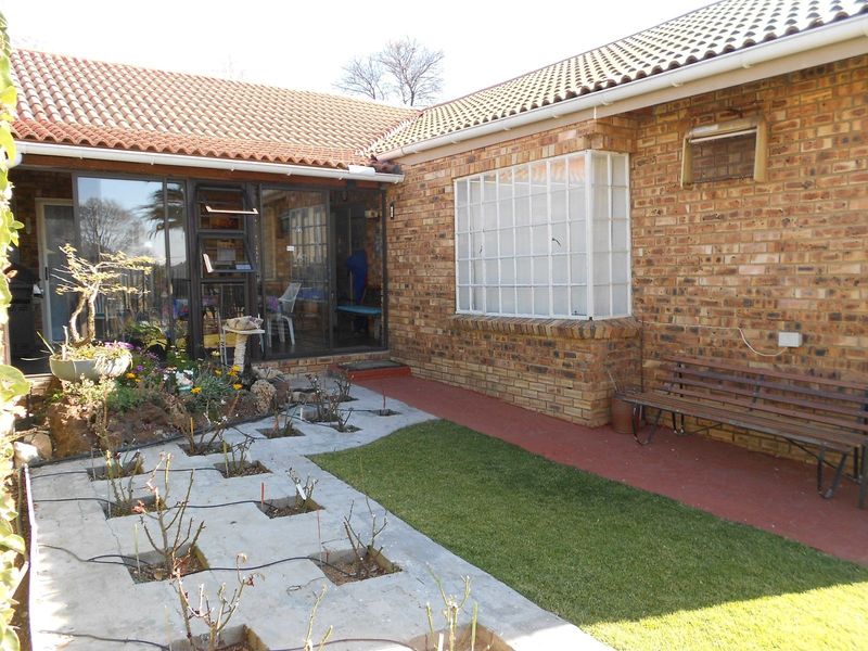 This is your happy place! A magnificent, townhouse in an upmarket complex near the Vaal River.
