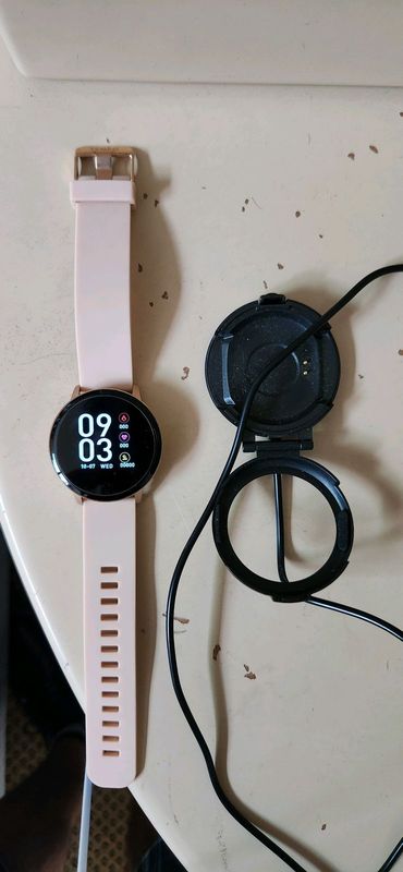 Tempo smartwatch with charger