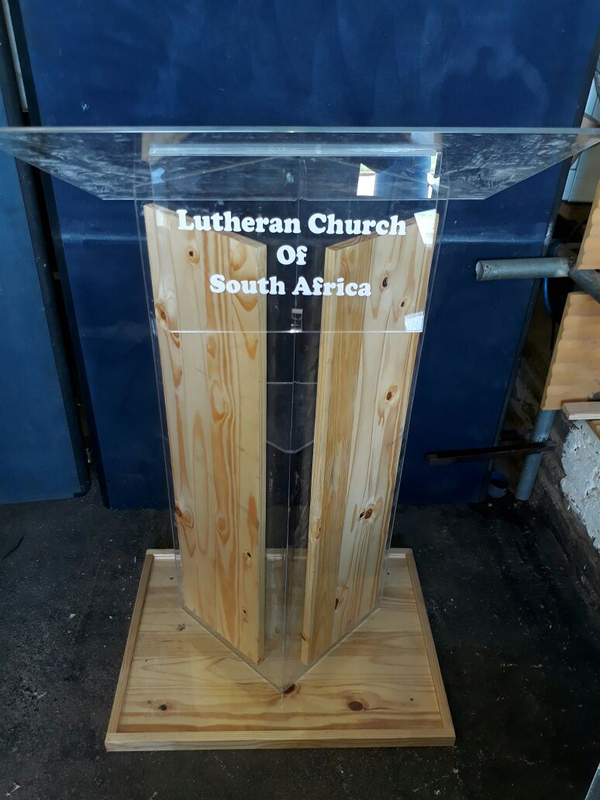 V-SHAPE WITH WOOD PULPITS AND PODIUMS