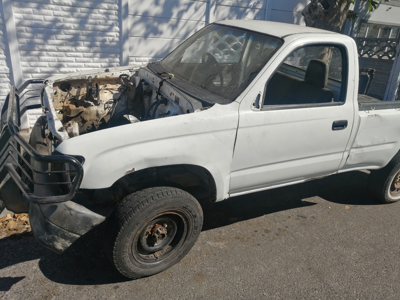 Toyota Hilux 2001 4X4 breaking up for spares