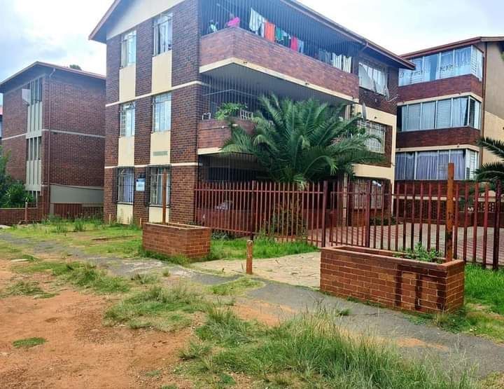 Turffontein 2 beds flat for rental