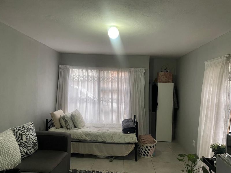 Bachelor apartment available in Tembisa Isiphetweni