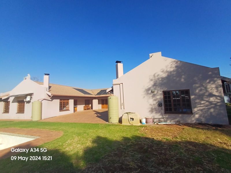 Stunning 4-Bedroom Family Home with Workshop and Pool - Available for Rent
