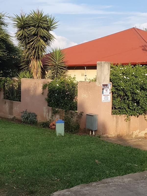 NEAT 3 BEDROOM HOUSE WITH A 1 BEDROOM COTTAGE FOR SALE IN BEZUIDENHOUT VALLEY