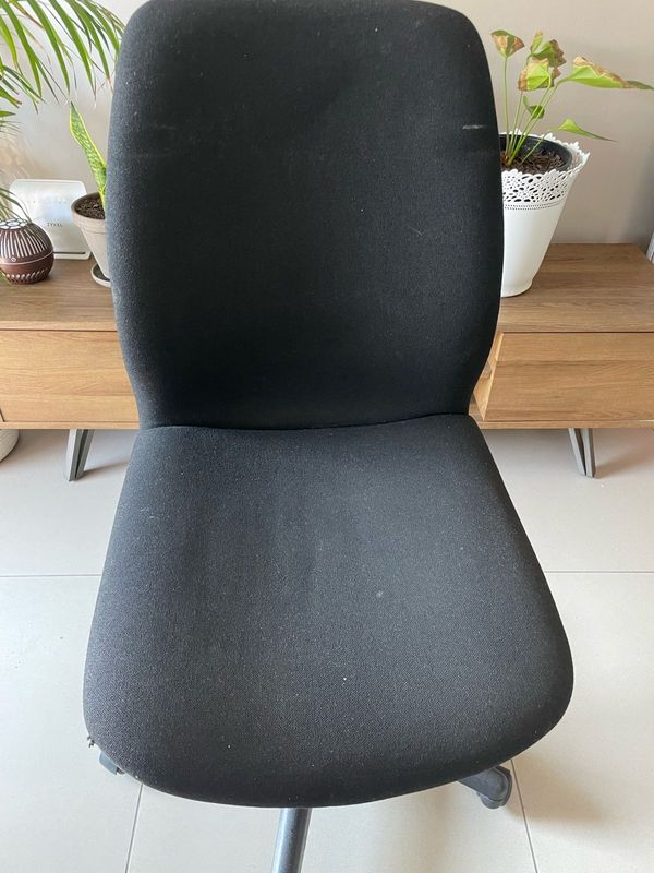 Black office chair (Without Armrests)