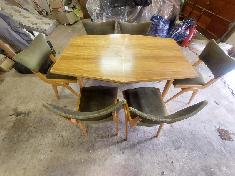 Dining room set with adjustable table