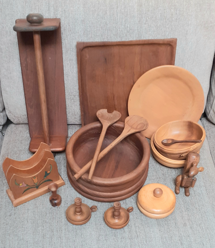 Wooden vintage household items.