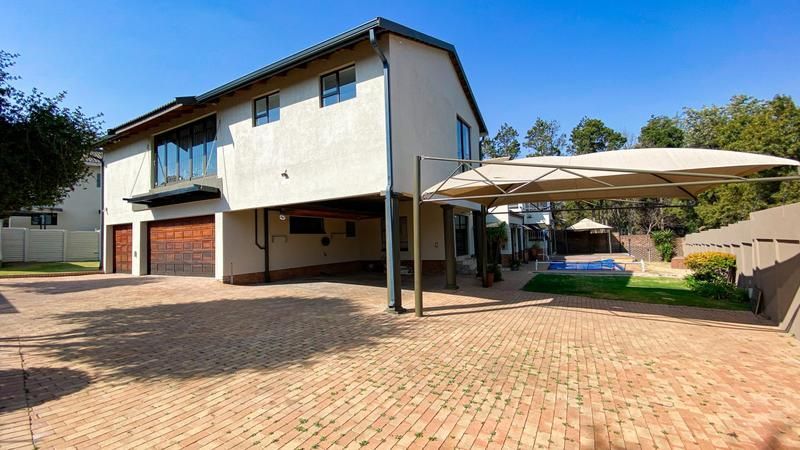Absolute Value for money! 6 Bedroom House 3 fully contained Flats swimming pool