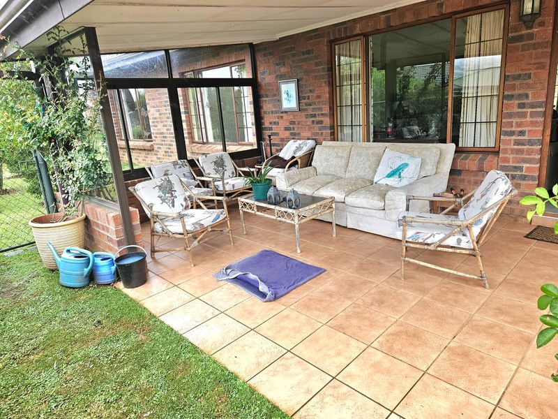 Pet friendly retirement lock up and go with spacious fenced garden north facing with lovely views.
