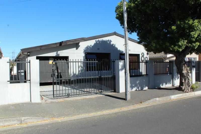 BEAUTIFUL 3/4 BEDROOM FAMILY HOME WITH FLATLET AND SPACIOUS YARD!!