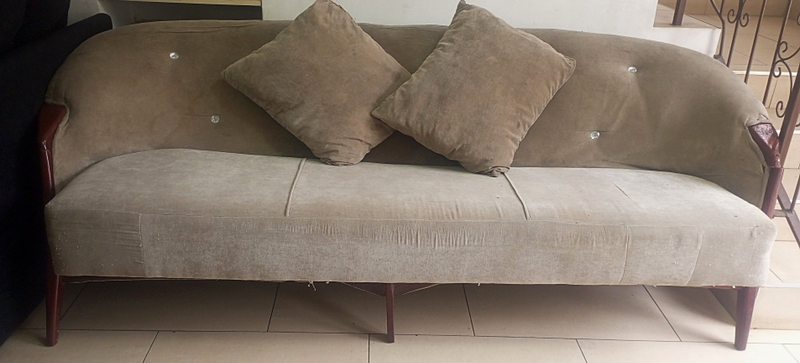 ANTIQUE 3 SEATER COUCH