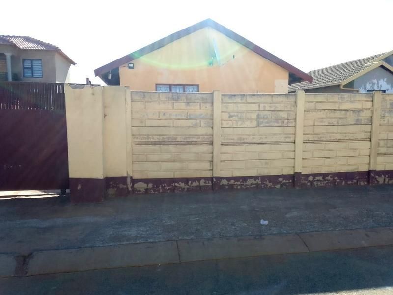 2-Bedroom House For Sale in Protea Glen Ext 4