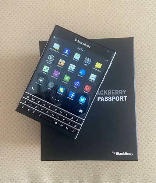 STUNNING BLACKBERRY PASSPORT 32GB 4G LTE