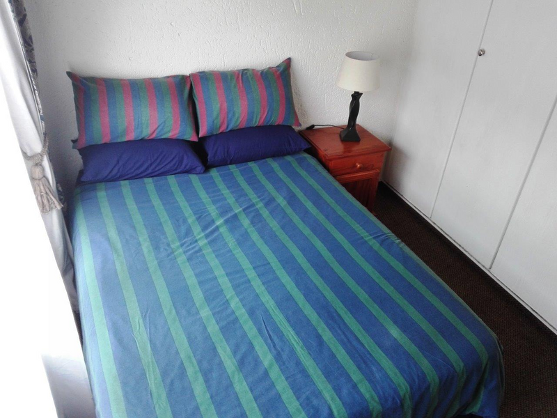 Bedroom for rent in 3 bed townhouse - Paulshof, Sandton