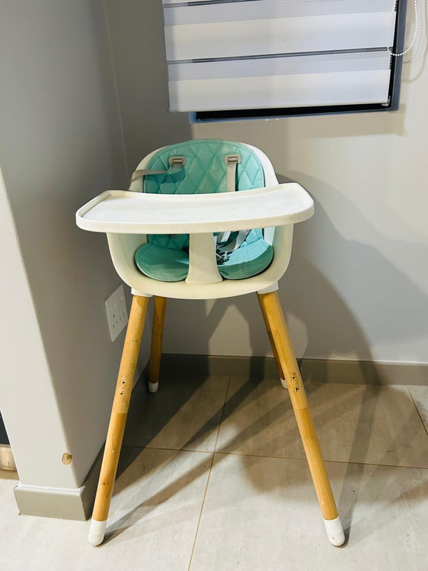 Baby feeding chair