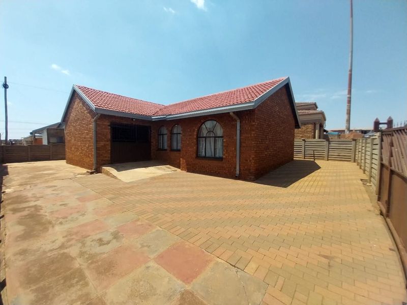 4 Bedroom House Ready To Welcome You In Maokeng Tembisa Ext 1