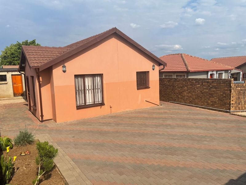 Huge 3-bedroom house on sale in Lotus Gardens Pretoria