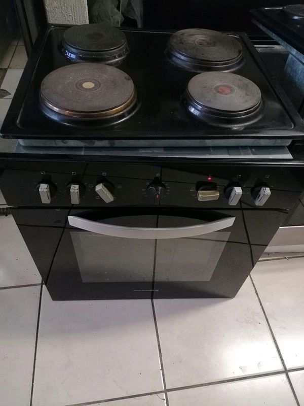 600mm Kelvinator fitted oven and 4 plate stove