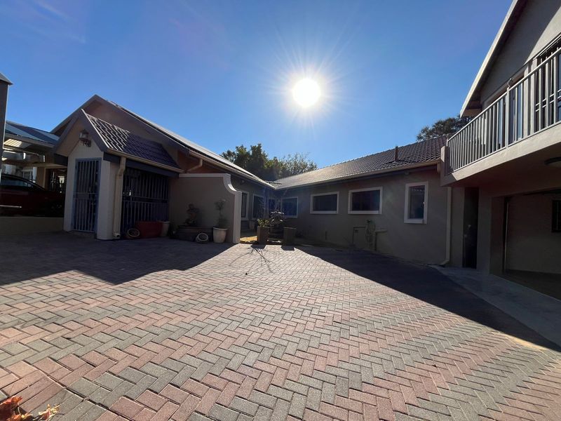 GORGEOUS FAMILY HOME 5-Bedroom Marvel with Solar Power, Pool, and Home Office