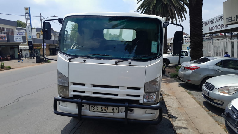 Isuzu npr 400 dropside in a great condition for sale at an affordable amount