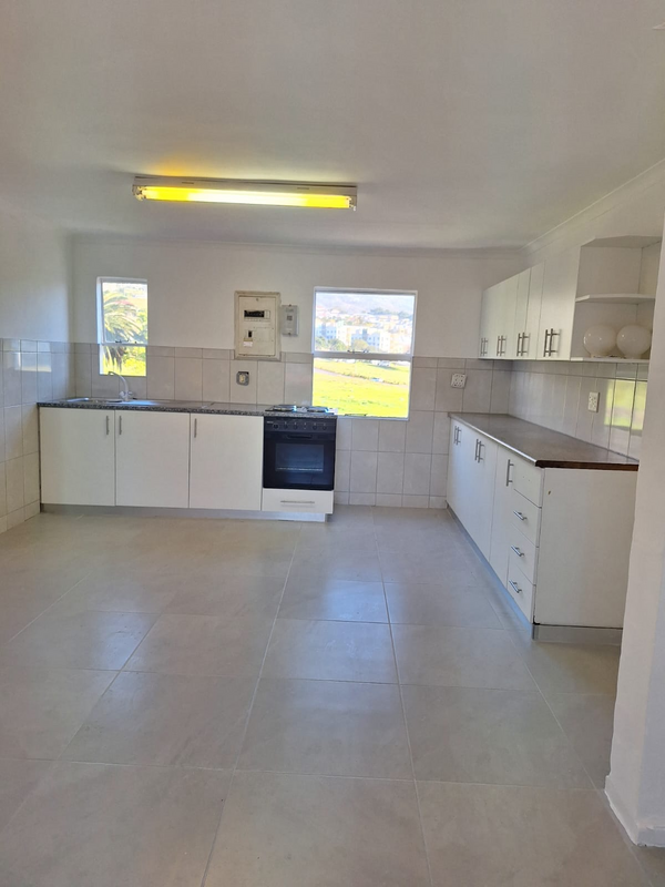 LARGE NEWLY RENOVATED 2/3 BEDROOM  APARTMENTTO LET IN WOODSTOCK, CAPE TOWN