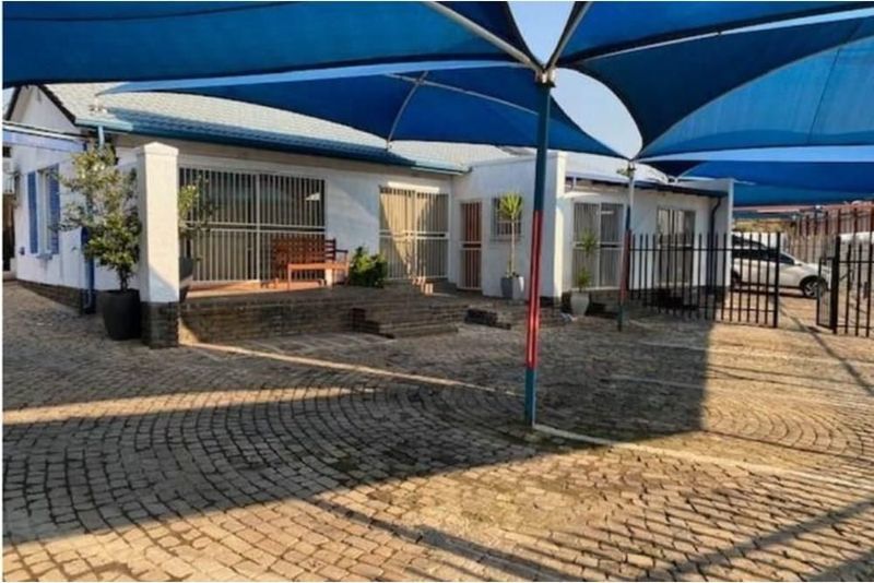 Big Corner stand house on the Pretoria Road Intersection in Kempton Park for Sale!