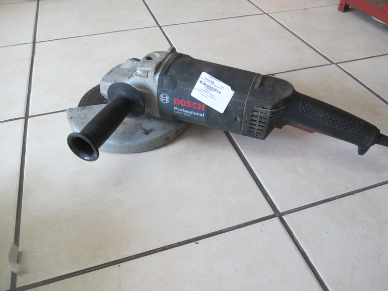 BOSCH LARGE GRINDER IN GOOD CONDITION