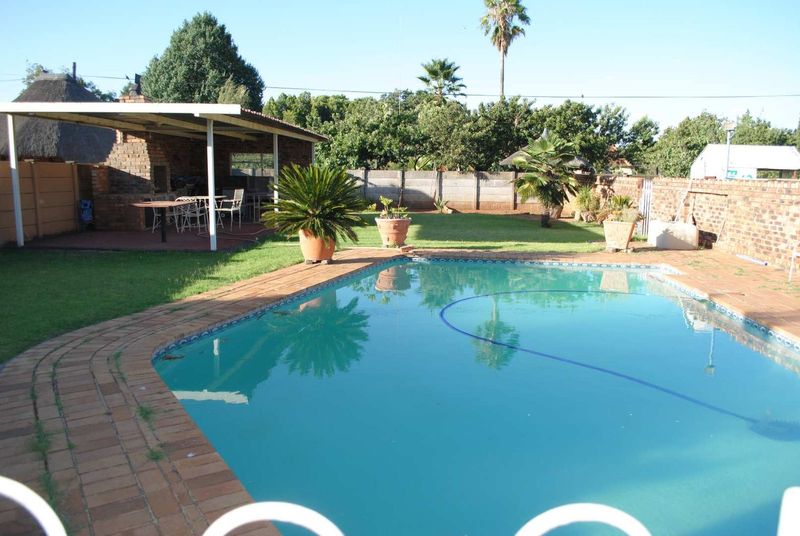 Lovely Spacious home with large stand Borehole Pool Lapa and Workshop