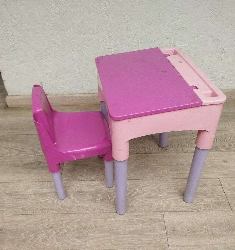 Kiddies desk and chair R500