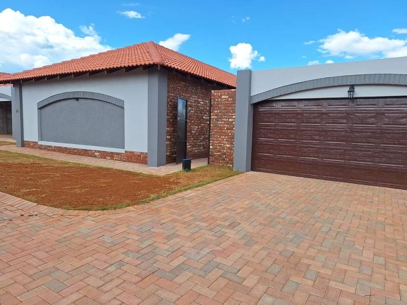 Spacious and modern 4 bedroom townhouse for sale in Flamwood