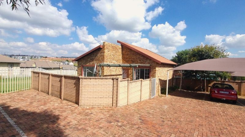 Two bedroom townhouse for sale in Kosmosdal, Centurion