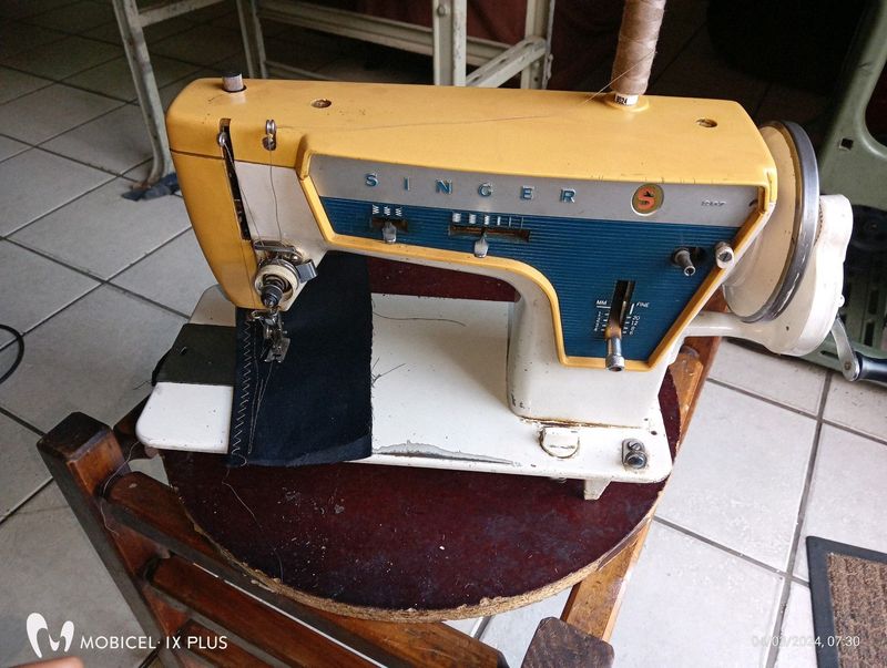 Singer hand sewing machine for sale in a very good condition working perfectly r900 located in germi