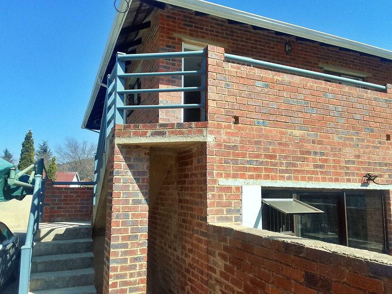 Spacious and Modern cottage in boomed off area.