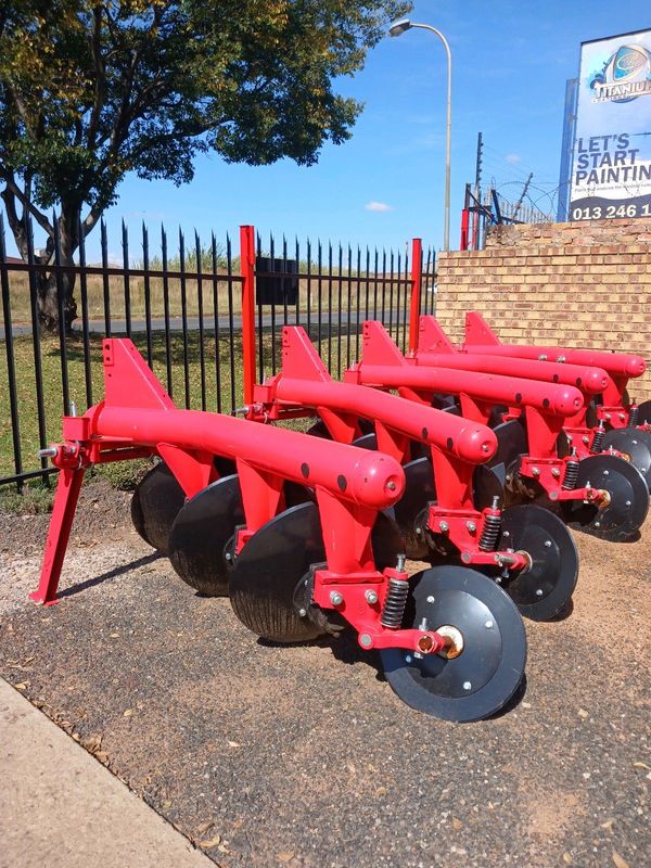 BRAND NEW 3 DISC PLOUGHS AVAILABLE FOR SALE