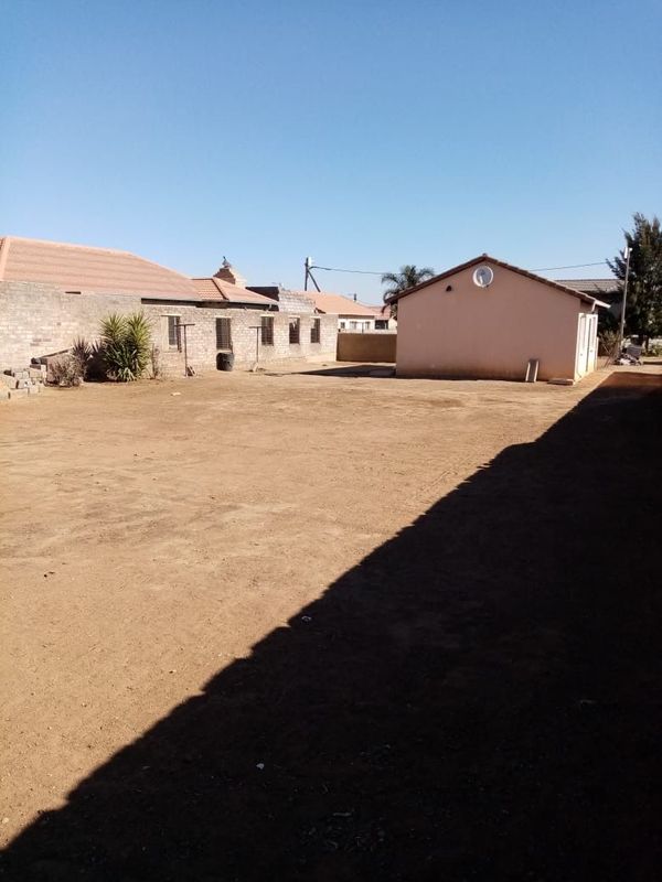 House for sale in Windmill Park ext 17