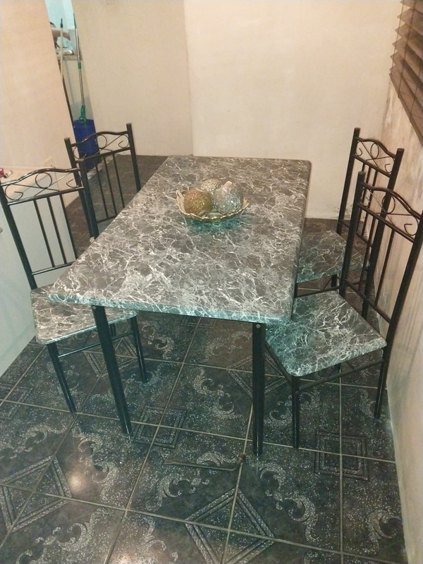 DINING ROOM TABLE &amp; 4 CHAIRS NEG   R950