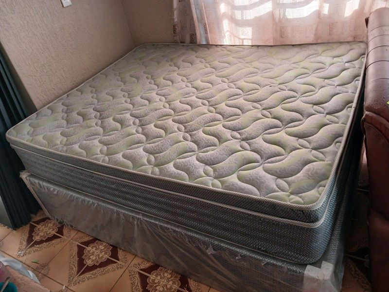 Pillow top queen spring bed like new